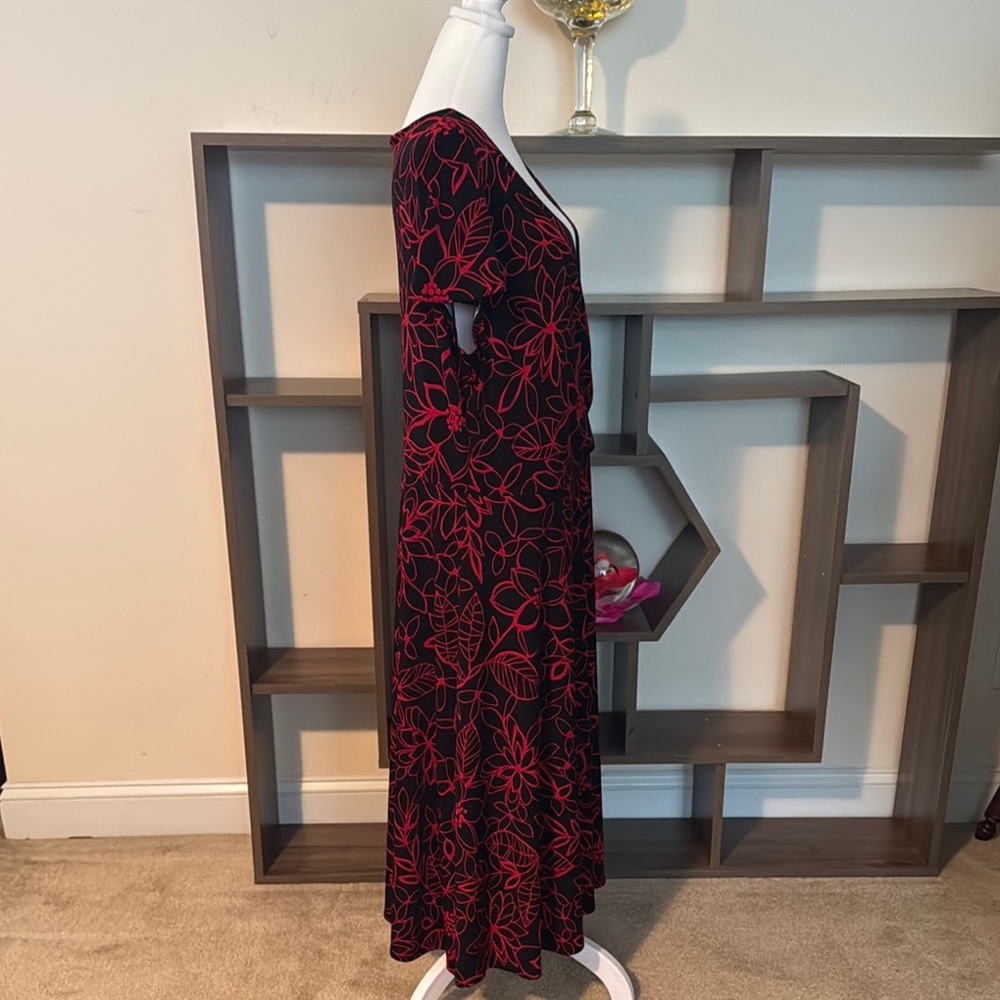 Floral V-Neck Wrap Dress - Black and Red - Picture 4 of 5